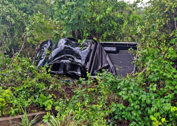 Condutor perde controle de carro e capota na BR-343 no norte do Piauí